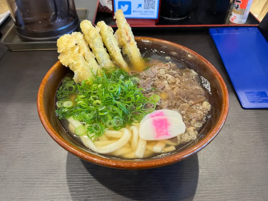 24시간 우동집에서 먹은 우엉튀김이 올라간 고기우동(니쿠고보텐우동)