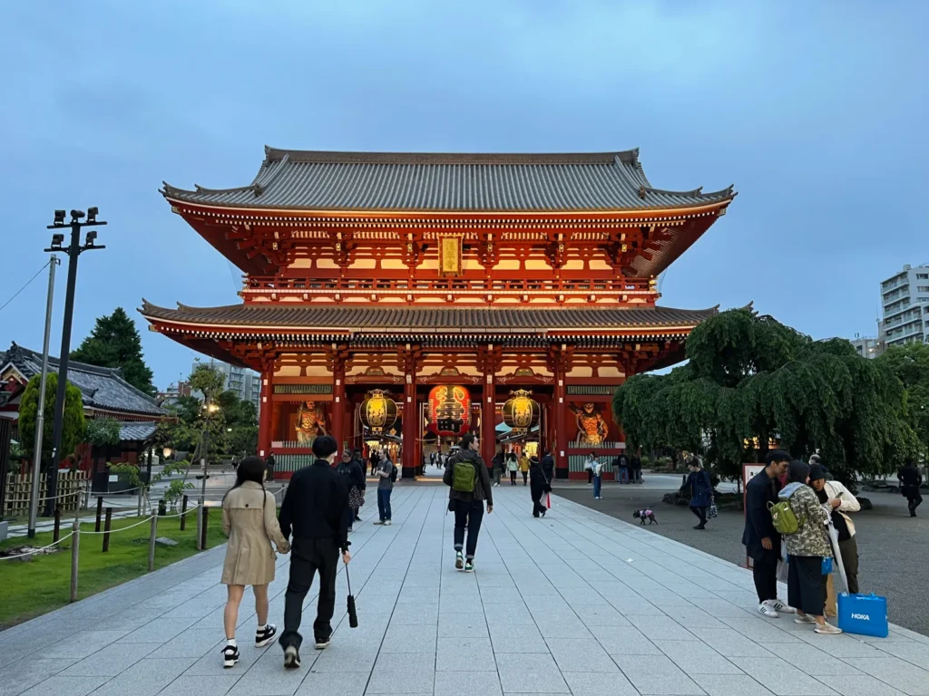 도쿄에서 가장 유명한 사찰, 센소지를 저녁에 가보다