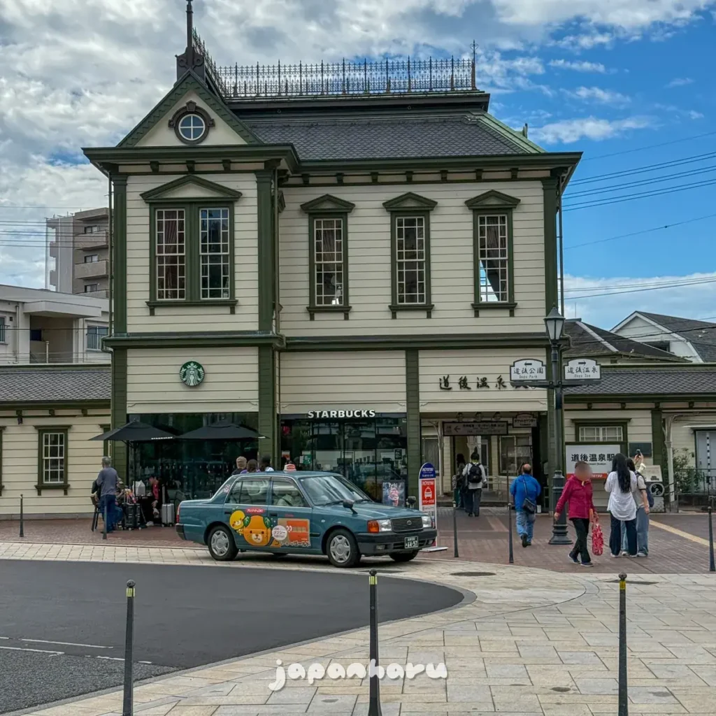 마쓰야마 도고온센역, 스타벅스가 있는 레트로한 느낌의 역