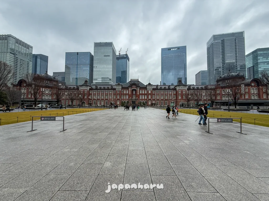 레트로한 도쿄역과 그 주변의 빌딩숲이 어우러지는 곳, 도쿄역 마루노우치 광장