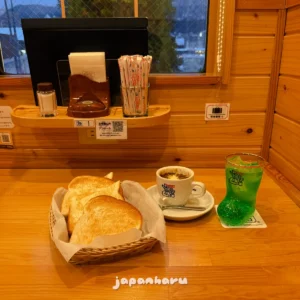 하코다테 코메다커피에서 먹은 치즈카레를 얹어먹는 토스트!