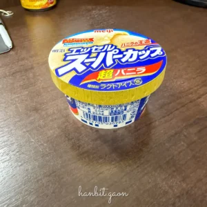 일본 편의점에서 본 진한 바닐라 아이스크림, 메이지 에셀 슈퍼컵 바닐라