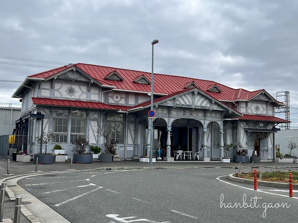 사카이에 있는 과거에 역으로 쓰이던 건물, 지금은 카페로!