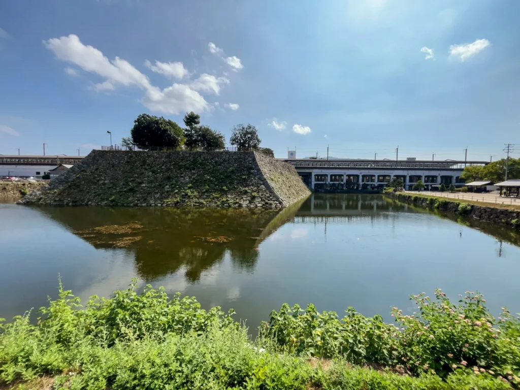 미하라 성터, 역과 붙어있는 성터