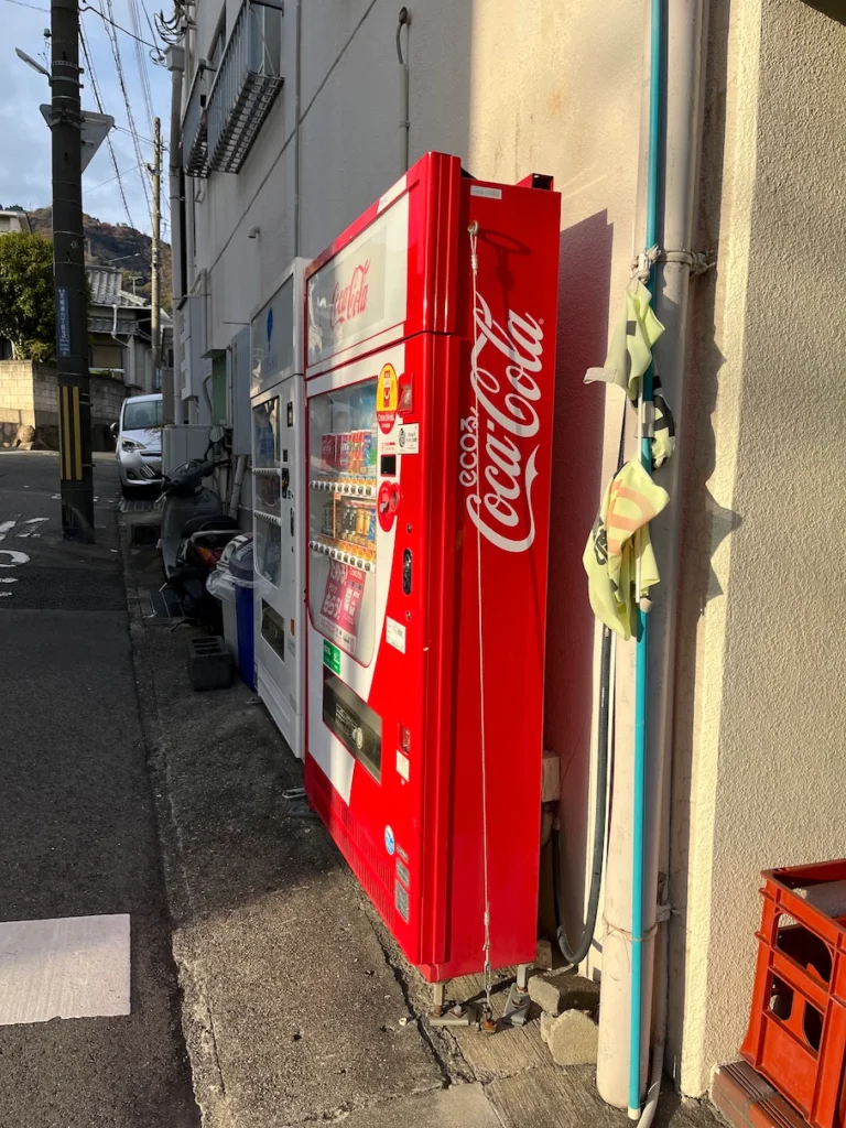 고베의 골목길에서 본 엄청 얇은 슬림 자판기