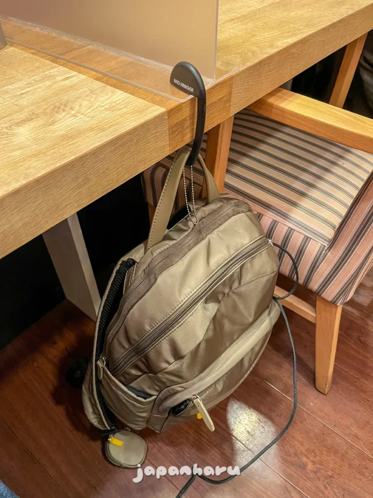 소중한 내 백팩, 바닥에 끌리지 않게 걸어두자! 일본 다이소에서 산 휴대용 가방걸이