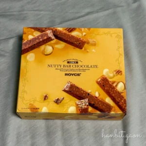 견과류가 잘게 들어가있어 바삭한 느낌의 바 형태 초콜릿, 로이스 너티 바 초콜릿
