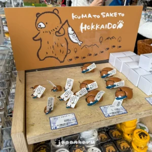 홋카이도에서 본 생선을 입에 물고 있는 곰 캐릭터 인형&피규어