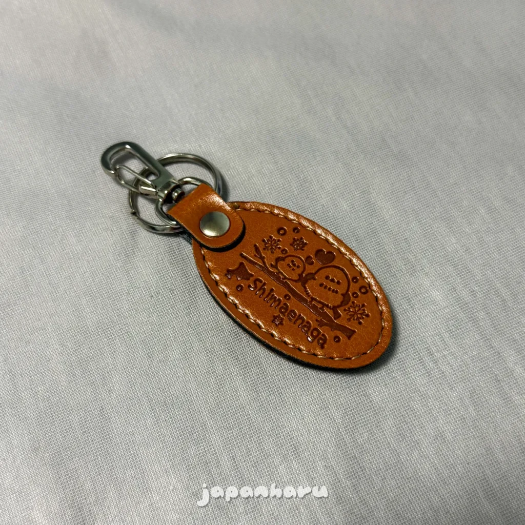 홋카이도 흰오목눈이 캐릭터가 새겨진 가죽느낌 키링