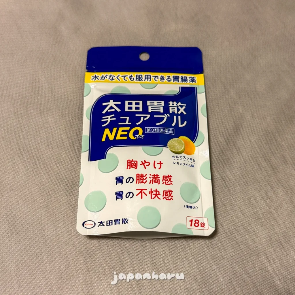 여행 중에는 평소보다 다양한 음식을 먹기도 하고 조금 더 많이 먹기도 해서 그런지 가끔씩 소화제가 필요할 때가 있어요.  물론 여행 중에는 가방에 물을 챙겨서 다니는 일이 많다 보니 곤란할 일이 별로 없긴 한데 이번에 여행을 하다가 ‘물 없이 씹어먹는 소화제’를 보게 되어서 사서 먹어봤어요 ☺️